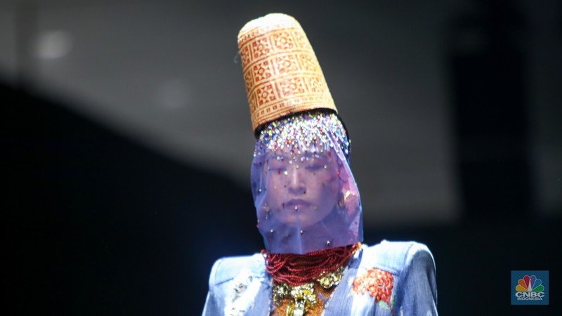 Model tampil mengenakan busana karya fesyen desainer dalam acara Indonesia International Modest Fashion Festival (IN2MF) di Jakarta Convention Center (JCC), Senayan, Jakarta, Rabu (30/10/2024). (CNBC Indonesia/Faisal Rahman) Model tampil mengenakan busana karya fesyen desainer dalam acara Indonesia International Modest Fashion Festival (IN2MF) di Jakarta Convention Center (JCC), Senayan, Jakarta, Rabu (30/10/2024). (CNBC Indonesia/Faisal Rahman)