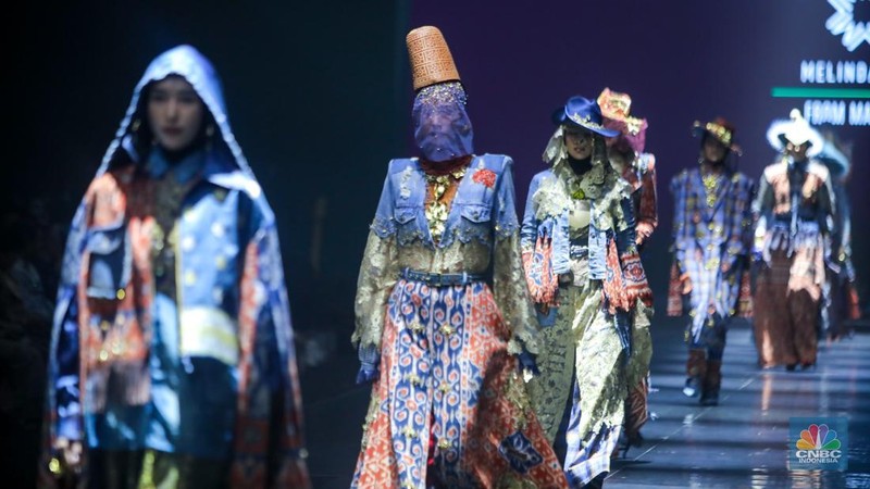 Model tampil mengenakan busana karya fesyen desainer dalam acara Indonesia International Modest Fashion Festival (IN2MF) di Jakarta Convention Center (JCC), Senayan, Jakarta, Rabu (30/10/2024). (CNBC Indonesia/Faisal Rahman)