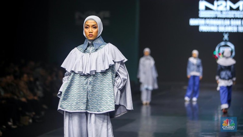 Model tampil mengenakan busana karya fesyen desainer dalam acara Indonesia International Modest Fashion Festival (IN2MF) di Jakarta Convention Center (JCC), Senayan, Jakarta, Rabu (30/10/2024). (CNBC Indonesia/Faisal Rahman)