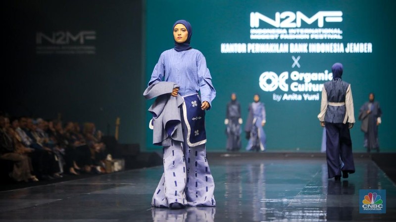 Model tampil mengenakan busana karya fesyen desainer dalam acara Indonesia International Modest Fashion Festival (IN2MF) di Jakarta Convention Center (JCC), Senayan, Jakarta, Rabu (30/10/2024). (CNBC Indonesia/Faisal Rahman)