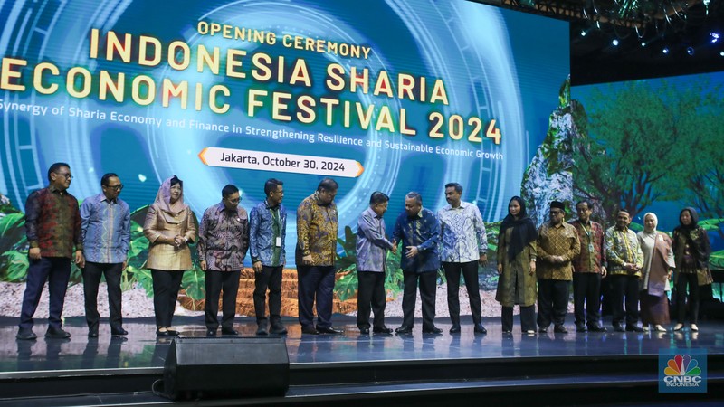 Pengunjung melihat produk UMKM yang dijual dalam acara Indonesia Sharia Economic Festival (ISEF) di Jakarta Convention Center, Jakarta, Rabu (30/10/2024). (CNBC Indonesia/Faisal Rahman)