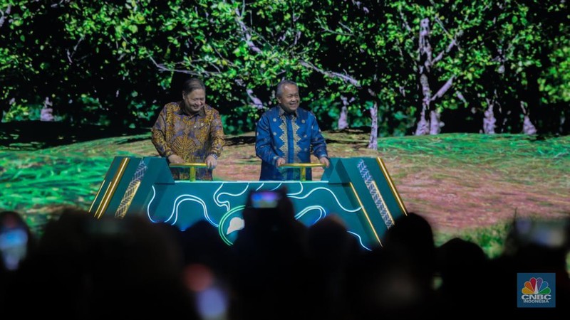 Pengunjung melihat produk UMKM yang dijual dalam acara Indonesia Sharia Economic Festival (ISEF) di Jakarta Convention Center, Jakarta, Rabu (30/10/2024). (CNBC Indonesia/Faisal Rahman)