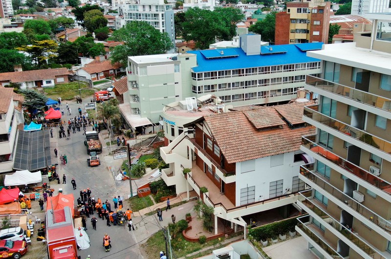 Pemandangan drone menunjukkan petugas penyelamat mencari korban di tengah sisa-sisa Hotel Dubrovnik, setelah runtuh, di kota pesisir Villa Gesell, Buenos Aires, Argentina, 29 Oktober 2024. Pemandangan drone menunjukkan petugas penyelamat mencari korban di tengah sisa-sisa Hotel Dubrovnik, setelah runtuh, di kota pesisir Villa Gesell, Buenos Aires, Argentina, 29 Oktober 2024. (REUTERS/Pablo Funes)