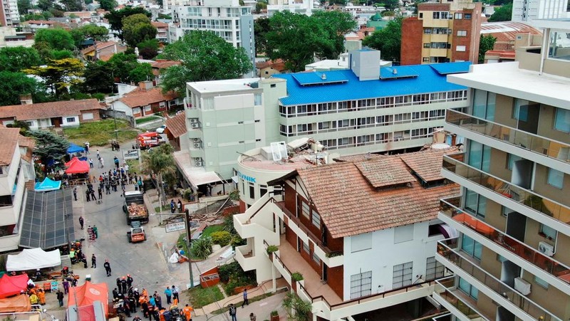 Pemandangan drone menunjukkan petugas penyelamat mencari korban di tengah sisa-sisa Hotel Dubrovnik, setelah runtuh, di kota pesisir Villa Gesell, Buenos Aires, Argentina, 29 Oktober 2024. (REUTERS/Pablo Funes)