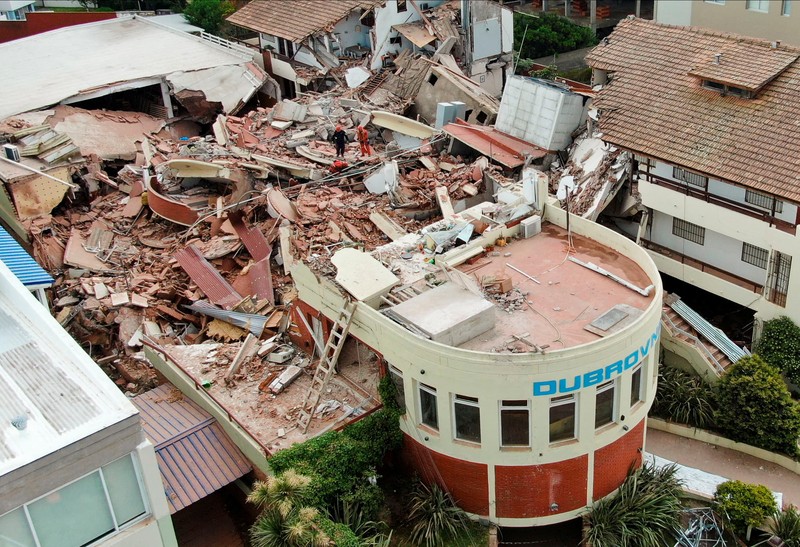 Pemandangan drone menunjukkan petugas penyelamat mencari korban di tengah sisa-sisa Hotel Dubrovnik, setelah runtuh, di kota pesisir Villa Gesell, Buenos Aires, Argentina, 29 Oktober 2024. Pemandangan drone menunjukkan petugas penyelamat mencari korban di tengah sisa-sisa Hotel Dubrovnik, setelah runtuh, di kota pesisir Villa Gesell, Buenos Aires, Argentina, 29 Oktober 2024. (REUTERS/Pablo Funes)