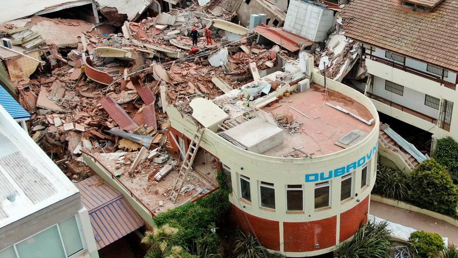 Pemandangan drone menunjukkan petugas penyelamat mencari korban di tengah sisa-sisa Hotel Dubrovnik, setelah runtuh, di kota pesisir Villa Gesell, Buenos Aires, Argentina, 29 Oktober 2024. (REUTERS/Pablo Funes)