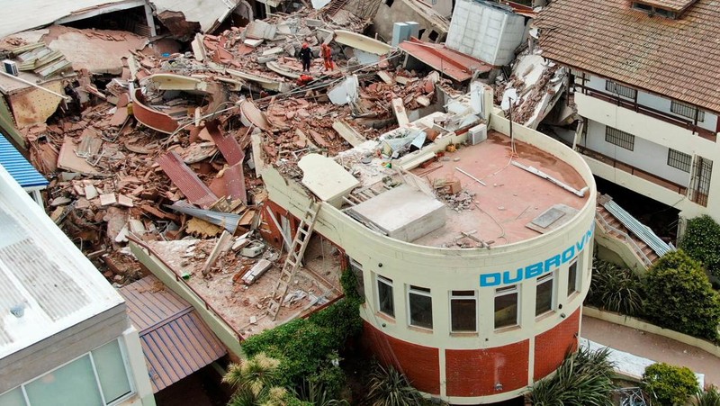 Pemandangan drone menunjukkan petugas penyelamat mencari korban di tengah sisa-sisa Hotel Dubrovnik, setelah runtuh, di kota pesisir Villa Gesell, Buenos Aires, Argentina, 29 Oktober 2024. (REUTERS/Pablo Funes)
