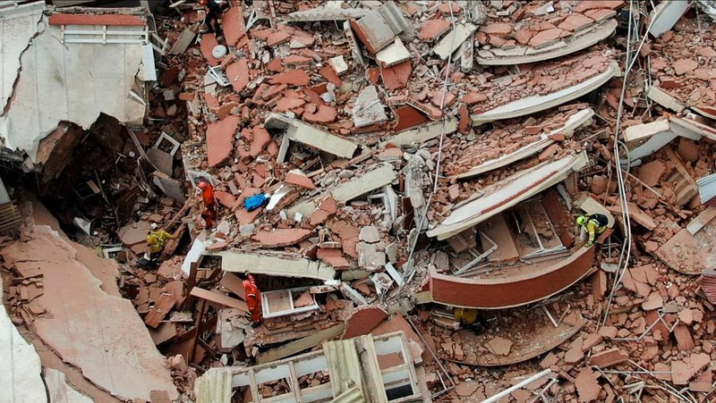 Pemandangan drone menunjukkan petugas penyelamat mencari korban di tengah sisa-sisa Hotel Dubrovnik, setelah runtuh, di kota pesisir Villa Gesell, Buenos Aires, Argentina, 29 Oktober 2024. (REUTERS/Pablo Funes)