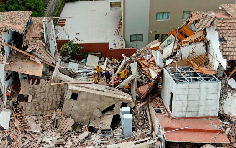 Pemandangan drone menunjukkan petugas penyelamat mencari korban di tengah sisa-sisa Hotel Dubrovnik, setelah runtuh, di kota pesisir Villa Gesell, Buenos Aires, Argentina, 29 Oktober 2024. Pemandangan drone menunjukkan petugas penyelamat mencari korban di tengah sisa-sisa Hotel Dubrovnik, setelah runtuh, di kota pesisir Villa Gesell, Buenos Aires, Argentina, 29 Oktober 2024. (REUTERS/Pablo Funes)