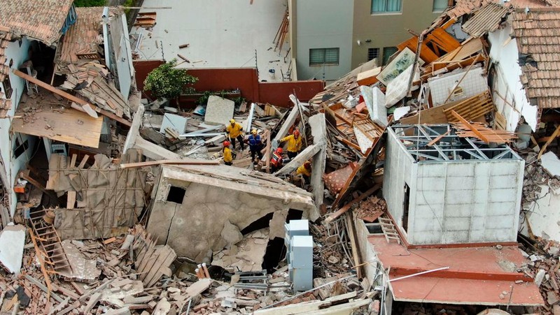 Pemandangan drone menunjukkan petugas penyelamat mencari korban di tengah sisa-sisa Hotel Dubrovnik, setelah runtuh, di kota pesisir Villa Gesell, Buenos Aires, Argentina, 29 Oktober 2024. (REUTERS/Pablo Funes)