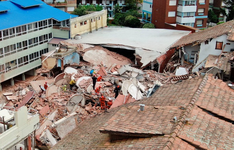 Pemandangan drone menunjukkan petugas penyelamat mencari korban di tengah sisa-sisa Hotel Dubrovnik, setelah runtuh, di kota pesisir Villa Gesell, Buenos Aires, Argentina, 29 Oktober 2024. Pemandangan drone menunjukkan petugas penyelamat mencari korban di tengah sisa-sisa Hotel Dubrovnik, setelah runtuh, di kota pesisir Villa Gesell, Buenos Aires, Argentina, 29 Oktober 2024. (REUTERS/Pablo Funes)