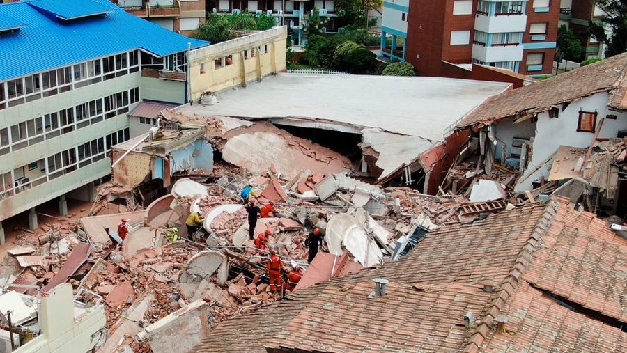 Pemandangan drone menunjukkan petugas penyelamat mencari korban di tengah sisa-sisa Hotel Dubrovnik, setelah runtuh, di kota pesisir Villa Gesell, Buenos Aires, Argentina, 29 Oktober 2024. (REUTERS/Pablo Funes)