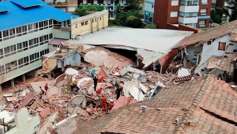Pemandangan drone menunjukkan petugas penyelamat mencari korban di tengah sisa-sisa Hotel Dubrovnik, setelah runtuh, di kota pesisir Villa Gesell, Buenos Aires, Argentina, 29 Oktober 2024. (REUTERS/Pablo Funes)