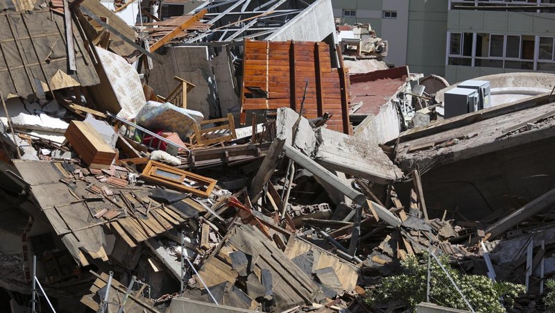 Pemandangan drone menunjukkan petugas penyelamat mencari korban di tengah sisa-sisa Hotel Dubrovnik, setelah runtuh, di kota pesisir Villa Gesell, Buenos Aires, Argentina, 29 Oktober 2024. (REUTERS/Pablo Funes)
