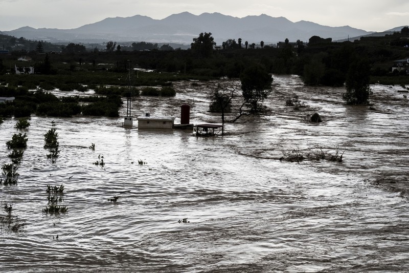 Mobil-mobil tersapu air, setelah banjir yang didahului oleh hujan lebat menyebabkan sungai meluap di kota Alora, Malaga, Spanyol, Selasa, 29 Oktober 2024. (AP Photo/Gregorio Marrero)