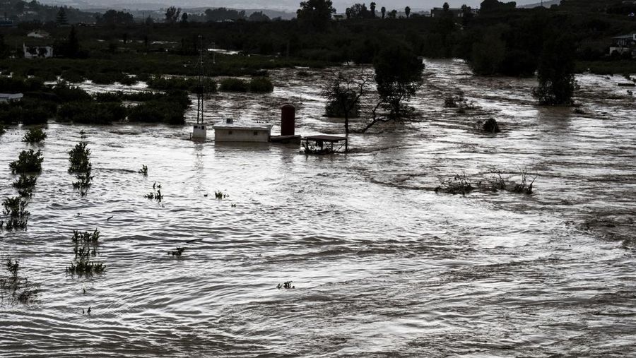 Pemandangan sungai yang meluap, setelah banjir yang didahului oleh hujan lebat menyebabkan sungai meluap di kota Alora, Malaga, Spanyol, Selasa, 29 Oktober 2024. (AP Photo/Gregorio Marrero)