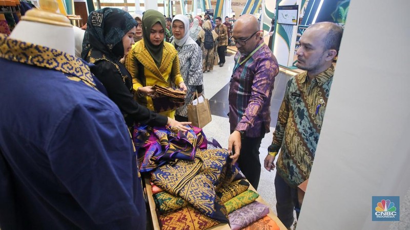 Pengunjung melihat produk UMKM yang dijual dalam acara Indonesia Sharia Economic Festival (ISEF) di Jakarta Convention Center, Jakarta, Rabu (30/10/2024). (CNBC Indonesia/Faisal Rahman)