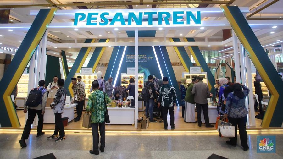 Pengunjung melihat produk UMKM yang dijual dalam acara Indonesia Sharia Economic Festival (ISEF) di Jakarta Convention Center, Jakarta, Rabu (30/10/2024). (CNBC Indonesia/Faisal Rahman)