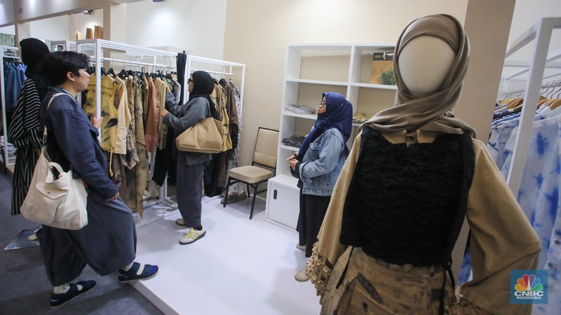 Pengunjung melihat produk UMKM yang dijual dalam acara Indonesia Sharia Economic Festival (ISEF) di Jakarta Convention Center, Jakarta, Rabu (30/10/2024). Pengunjung melihat produk UMKM yang dijual dalam acara Indonesia Sharia Economic Festival (ISEF) di Jakarta Convention Center, Jakarta, Rabu (30/10/2024). (CNBC Indonesia/Faisal Rahman)
