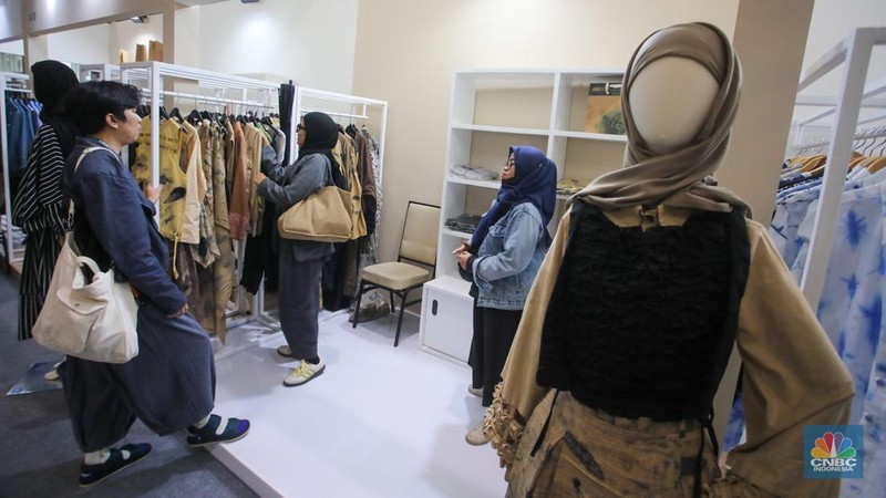 Pengunjung melihat produk UMKM yang dijual dalam acara Indonesia Sharia Economic Festival (ISEF) di Jakarta Convention Center, Jakarta, Rabu (30/10/2024). (CNBC Indonesia/Faisal Rahman)