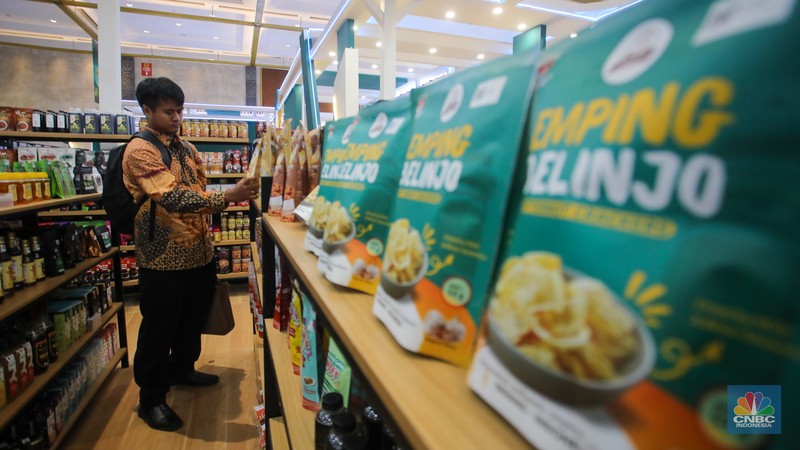 Pengunjung melihat produk UMKM yang dijual dalam acara Indonesia Sharia Economic Festival (ISEF) di Jakarta Convention Center, Jakarta, Rabu (30/10/2024). Pengunjung melihat produk UMKM yang dijual dalam acara Indonesia Sharia Economic Festival (ISEF) di Jakarta Convention Center, Jakarta, Rabu (30/10/2024). (CNBC Indonesia/Faisal Rahman)