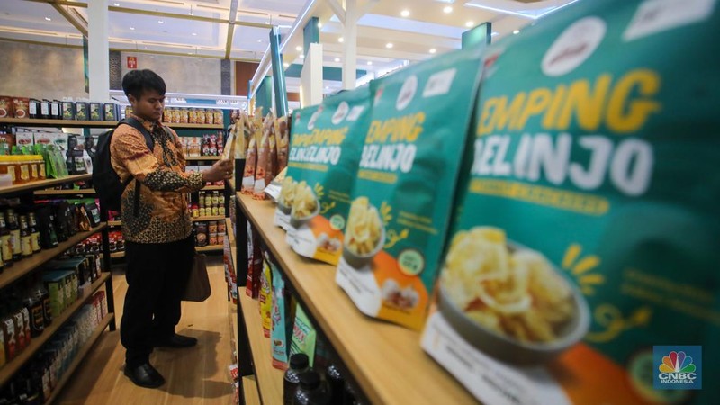 Pengunjung melihat produk UMKM yang dijual dalam acara Indonesia Sharia Economic Festival (ISEF) di Jakarta Convention Center, Jakarta, Rabu (30/10/2024). (CNBC Indonesia/Faisal Rahman)