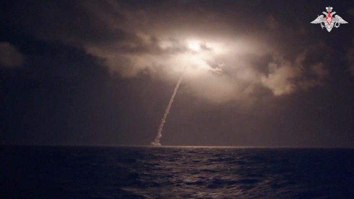 Rudal balistik Bulava diluncurkan dari kapal selam selama uji coba di Laut Okhotsk, dalam gambar diam dari video yang dirilis pada 29 Oktober 2024. (Russian Defence Ministry/Handout via REUTERS)