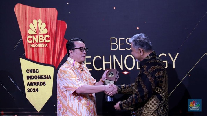 Sales Director PT Vertiv Technology Indonesia, Mario Leonardo Tjandra menerima penghargaan Best AI Solution for Data Center Ecosystem in Indonesia dalam Road To CNBC Indonesia Awards 2024, Jakarta, Rabu (30/10/2024). (CNBC Indonesia/Muhammad Sabki)