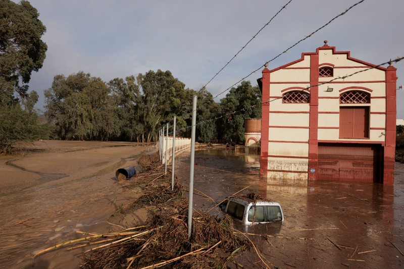 Mobil-mobil tersapu air, setelah banjir yang didahului oleh hujan lebat menyebabkan sungai meluap di kota Alora, Malaga, Spanyol, Selasa, 29 Oktober 2024. Mobil-mobil tersapu air, setelah banjir yang didahului oleh hujan lebat menyebabkan sungai meluap di kota Alora, Malaga, Spanyol, Selasa, 29 Oktober 2024. (AP Photo/Gregorio Marrero)