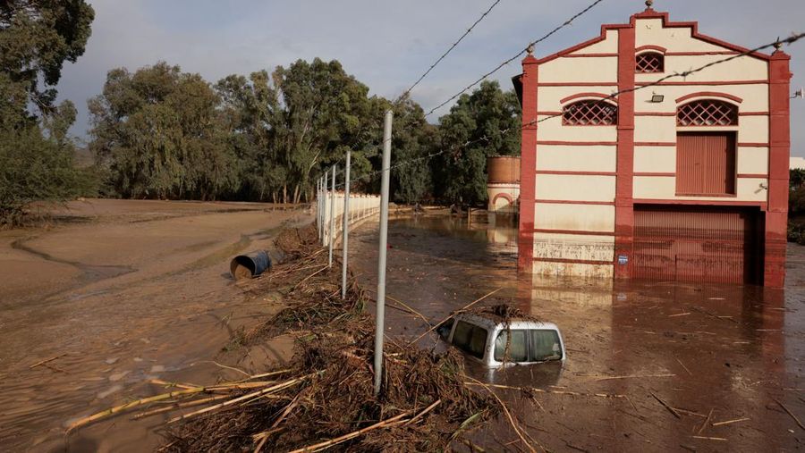 Mobil-mobil tersapu air, setelah banjir yang didahului oleh hujan lebat menyebabkan sungai meluap di kota Alora, Malaga, Spanyol, Selasa, 29 Oktober 2024. (AP Photo/Gregorio Marrero)