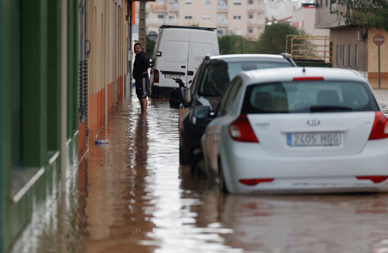 Mobil-mobil tersapu air, setelah banjir yang didahului oleh hujan lebat menyebabkan sungai meluap di kota Alora, Malaga, Spanyol, Selasa, 29 Oktober 2024. Mobil-mobil tersapu air, setelah banjir yang didahului oleh hujan lebat menyebabkan sungai meluap di kota Alora, Malaga, Spanyol, Selasa, 29 Oktober 2024. (AP Photo/Gregorio Marrero)