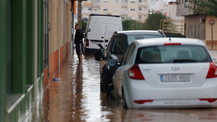 Mobil-mobil tersapu air, setelah banjir yang didahului oleh hujan lebat menyebabkan sungai meluap di kota Alora, Malaga, Spanyol, Selasa, 29 Oktober 2024. (AP Photo/Gregorio Marrero)