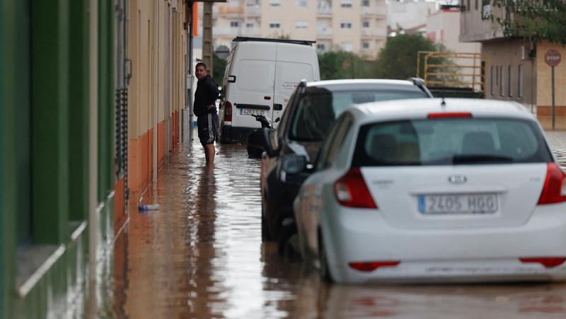 Mobil-mobil tersapu air, setelah banjir yang didahului oleh hujan lebat menyebabkan sungai meluap di kota Alora, Malaga, Spanyol, Selasa, 29 Oktober 2024. (AP Photo/Gregorio Marrero)