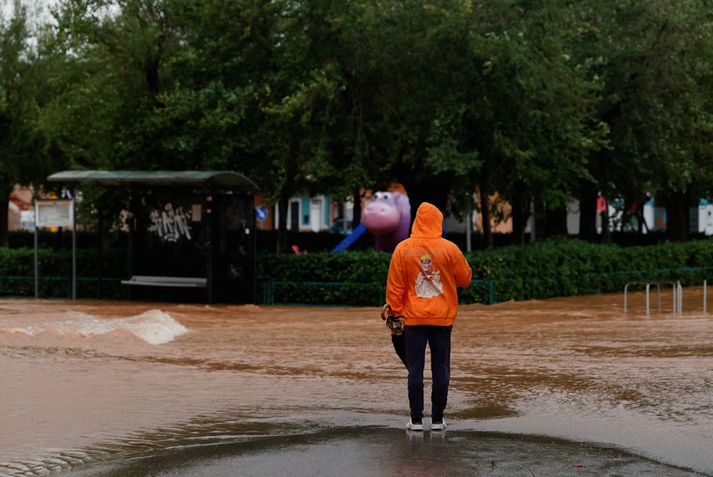 Mobil-mobil tersapu air, setelah banjir yang didahului oleh hujan lebat menyebabkan sungai meluap di kota Alora, Malaga, Spanyol, Selasa, 29 Oktober 2024. Mobil-mobil tersapu air, setelah banjir yang didahului oleh hujan lebat menyebabkan sungai meluap di kota Alora, Malaga, Spanyol, Selasa, 29 Oktober 2024. (AP Photo/Gregorio Marrero)