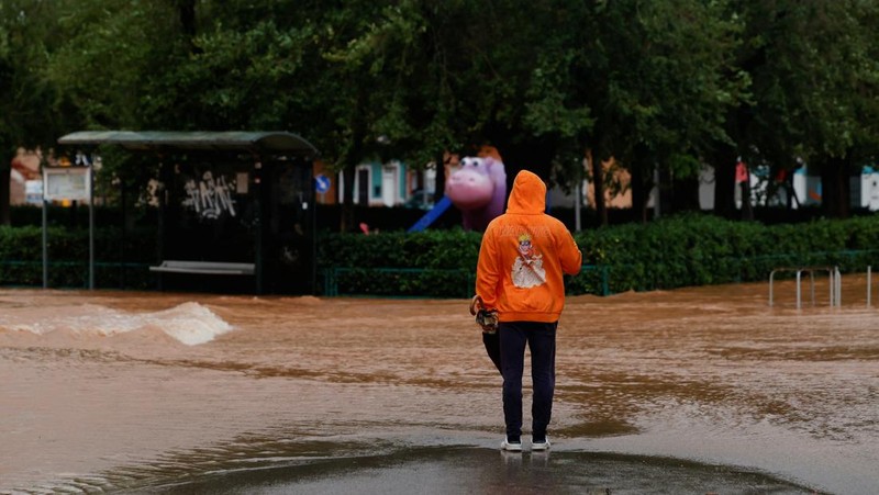 Mobil-mobil tersapu air, setelah banjir yang didahului oleh hujan lebat menyebabkan sungai meluap di kota Alora, Malaga, Spanyol, Selasa, 29 Oktober 2024. (AP Photo/Gregorio Marrero)