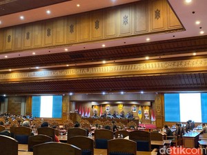 PDIP Walk Out saat Gerindra Bacakan Padangan Umum RAPBD Badung 2025