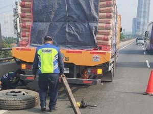 Truk Gangguan di Tol Wiyoto Wiyono, Lalin Cawang-Rawamangun Macet