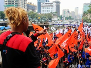 Video: Massa Buruh Demo Kawal Putusan Uji Materil UU Ciptaker di MK