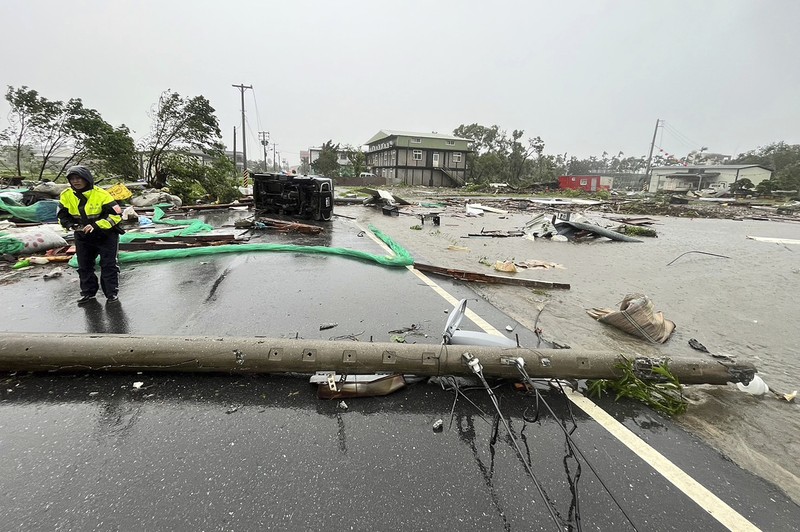 Ombak menghantam sepanjang pantai pelabuhan nelayan Pa-tou-tzu menjelang kedatangan Topan Kong-rey di Keelung di timur laut Taiwan pada Rabu, 30 Oktober 2024. (AP/Johnson Lai) Ombak menghantam sepanjang pantai pelabuhan nelayan Pa-tou-tzu menjelang kedatangan Topan Kong-rey di Keelung di timur laut Taiwan pada Rabu, 30 Oktober 2024. (AP/Johnson Lai)