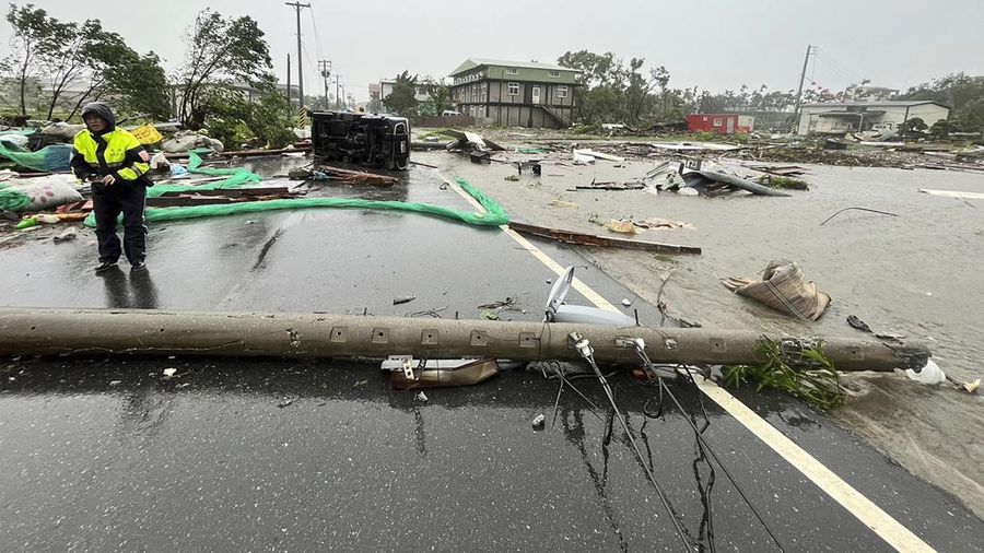 Ombak menghantam sepanjang pantai pelabuhan nelayan Pa-tou-tzu menjelang kedatangan Topan Kong-rey di Keelung di timur laut Taiwan pada Rabu, 30 Oktober 2024. (AP/Johnson Lai)