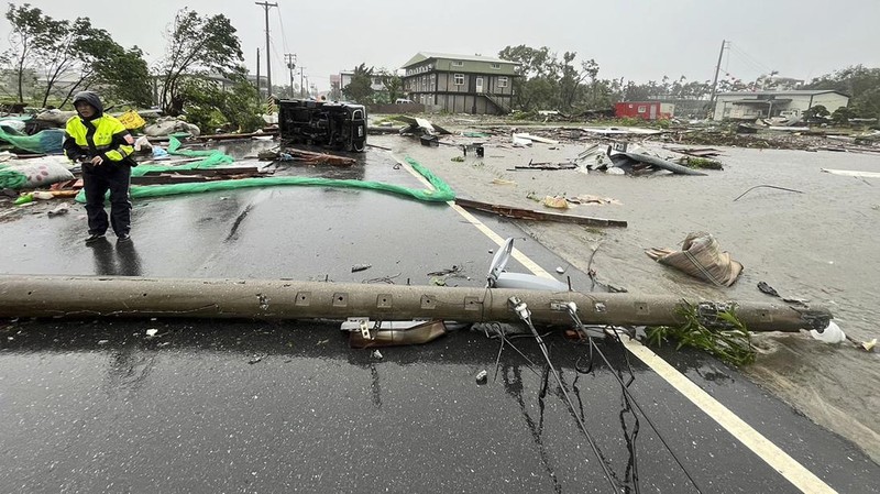 Ombak menghantam sepanjang pantai pelabuhan nelayan Pa-tou-tzu menjelang kedatangan Topan Kong-rey di Keelung di timur laut Taiwan pada Rabu, 30 Oktober 2024. (AP/Johnson Lai)