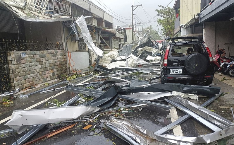 Ombak menghantam sepanjang pantai pelabuhan nelayan Pa-tou-tzu menjelang kedatangan Topan Kong-rey di Keelung di timur laut Taiwan pada Rabu, 30 Oktober 2024. (AP/Johnson Lai)