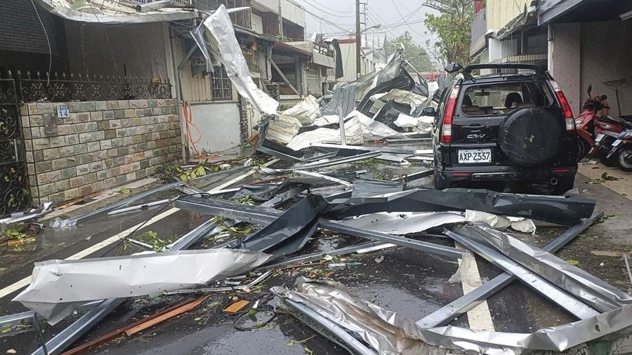 Ombak menghantam sepanjang pantai pelabuhan nelayan Pa-tou-tzu menjelang kedatangan Topan Kong-rey di Keelung di timur laut Taiwan pada Rabu, 30 Oktober 2024. (AP/Johnson Lai)