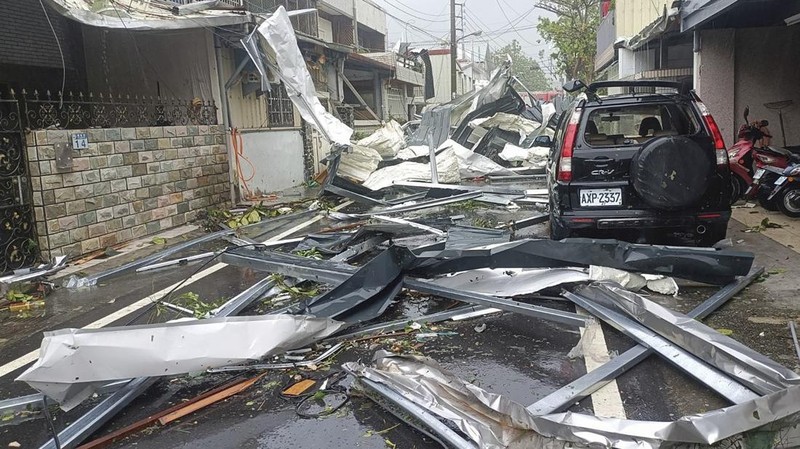 Ombak menghantam sepanjang pantai pelabuhan nelayan Pa-tou-tzu menjelang kedatangan Topan Kong-rey di Keelung di timur laut Taiwan pada Rabu, 30 Oktober 2024. (AP/Johnson Lai)