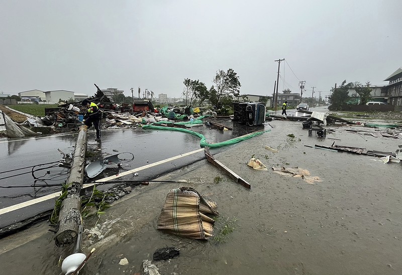 Ombak menghantam sepanjang pantai pelabuhan nelayan Pa-tou-tzu menjelang kedatangan Topan Kong-rey di Keelung di timur laut Taiwan pada Rabu, 30 Oktober 2024. (AP/Johnson Lai) Ombak menghantam sepanjang pantai pelabuhan nelayan Pa-tou-tzu menjelang kedatangan Topan Kong-rey di Keelung di timur laut Taiwan pada Rabu, 30 Oktober 2024. (AP/Johnson Lai)