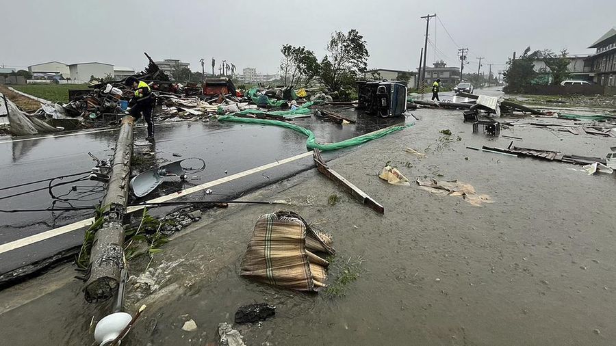 Ombak menghantam sepanjang pantai pelabuhan nelayan Pa-tou-tzu menjelang kedatangan Topan Kong-rey di Keelung di timur laut Taiwan pada Rabu, 30 Oktober 2024. (AP/Johnson Lai)