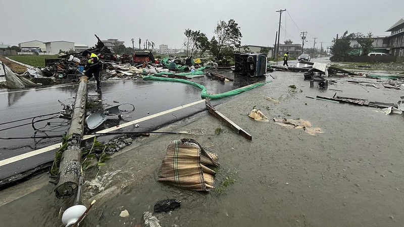 Ombak menghantam sepanjang pantai pelabuhan nelayan Pa-tou-tzu menjelang kedatangan Topan Kong-rey di Keelung di timur laut Taiwan pada Rabu, 30 Oktober 2024. (AP/Johnson Lai)