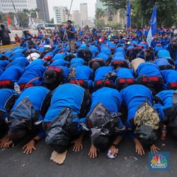 Putusan MK Soal UU Ciptaker, Sujud Syukur Buruh & Sikap Pemerintah