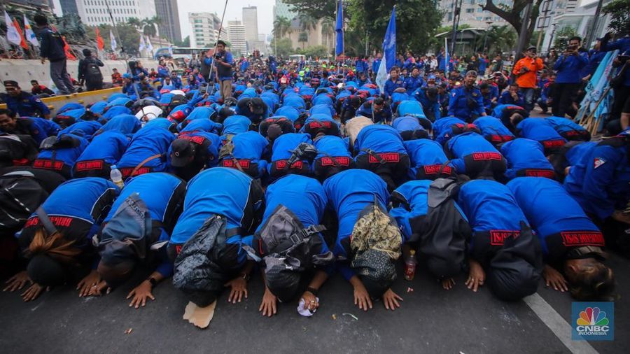 Buruh melakukan sujud syukur saat aksi unjuk rasa di kawasan Patung Kuda, Jalan Medan Merdeka Barat, Jakarta, Kamis (31/10/2024). (վ/Faisal Rahman)