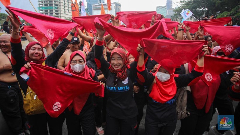Buruh melakukan sujud syukur saat aksi unjuk rasa di kawasan Patung Kuda, Jalan Medan Merdeka Barat, Jakarta, Kamis (31/10/2024). (CNBC Indonesia/Faisal Rahman)